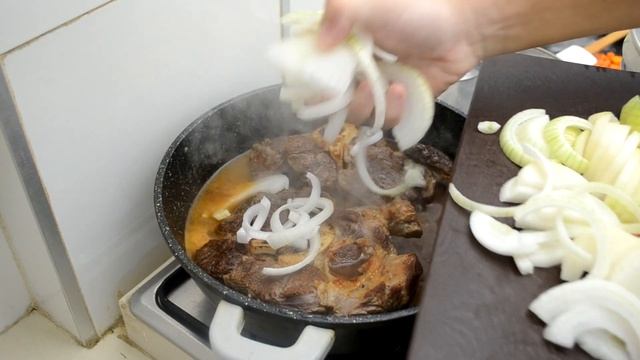 Говядина оссобуко с овощами на сковороде. МЯСОЖОР 194
