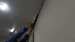 Как самостоятельно убрать порез на натяжном потолке