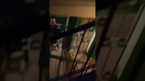 алкаш в подъезде