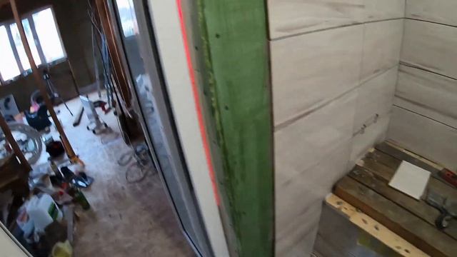 Укладка плитки в ванной. Затирка швов. Косяки при укладке плитки. Каркасный дом своими руками ч27. смотреть онлайн