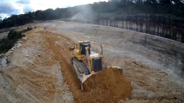 Один из самых больших бульдозеров. 
Komatsu D475A