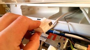 Нестандартная замена кнопки света в холодильнике Electrolux