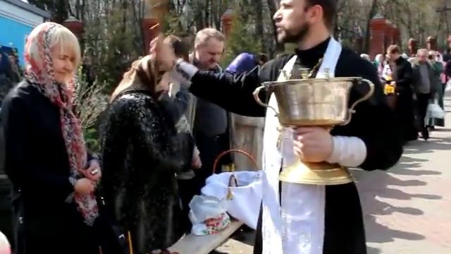 Освящение пасхальных куличей в Курске смотреть онлайн