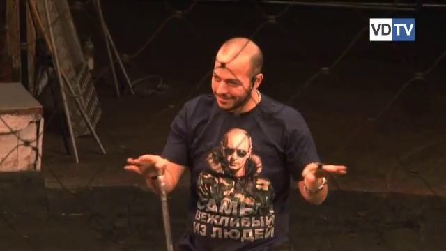 В Волгоградском цирке египетский артист Хамада Курта учил детей дрессировать тигров и львов смотреть онлайн