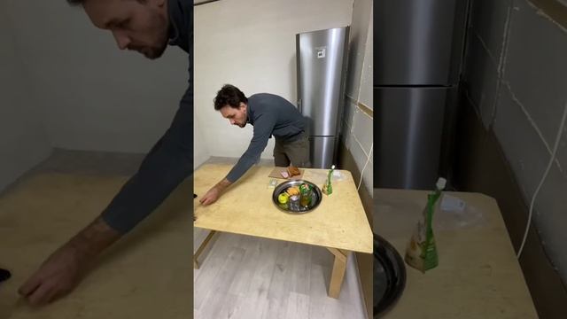 Готовим с кошкой!! Надо бы отучить ее лазать на стол!) смотреть онлайн