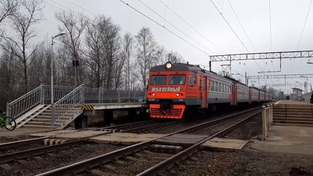 Электропоезд ЭТ2М-035 "Юбилейный". Платформа "Сосновая поляна". смотреть онлайн