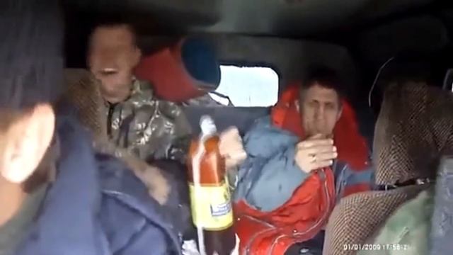 мужчины едут в машине их трясет а кого не трясет когда он слышит twisted wonderland смотреть онлайн