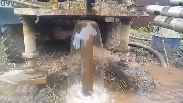 Самоизлив скважины на воду.
