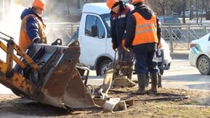 Из люка идет пар, прибыла бригада аварийной службы на Мерседесе.