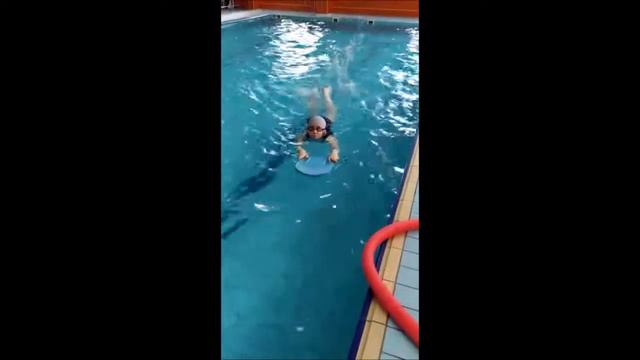 Бассейн. Первый раз Настенька сама плывет. смотреть онлайн