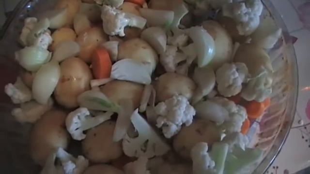 "Запеченные молодые овощи с курицей." смотреть онлайн