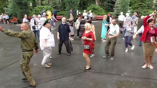 ?Растет растет возле дома калина.Танцы ???в парке Горького. смотреть онлайн