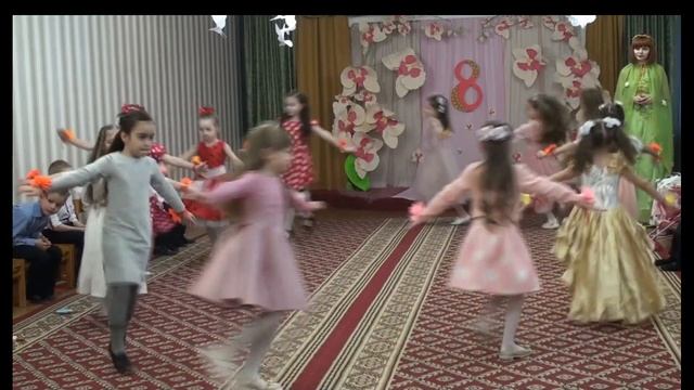 "Танец с лентами", утренник "8 Марта"; исполняют воспитанницы группы №3, МДОУ "ЦРР № 48 "Мечта"