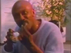 Негр ест пищу