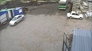 Медведь, живущий в клетке у шашлычной «Гоар» в Томске, откусил руку девушке