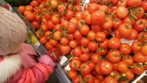 Помидоры. Анюта в магазине!