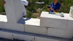 Кладка газосиликата на клей пену титан для блоков.