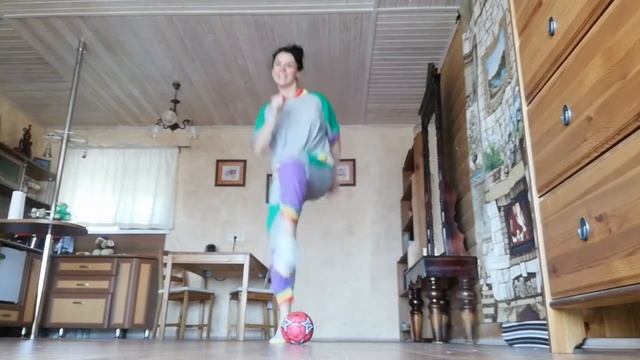 Танцевальная разминка для Ёжиков с мячом!) смотреть онлайн