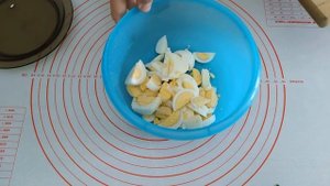 Весенний салат с яйцом и зеленым луком