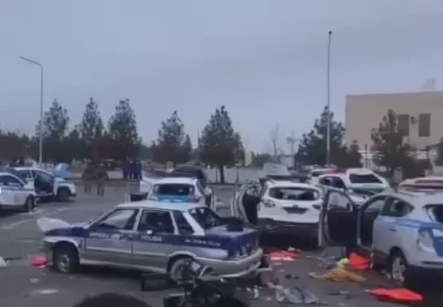 Разгромленные и перевёрнутые автомобили полиции в Алма-Ате
