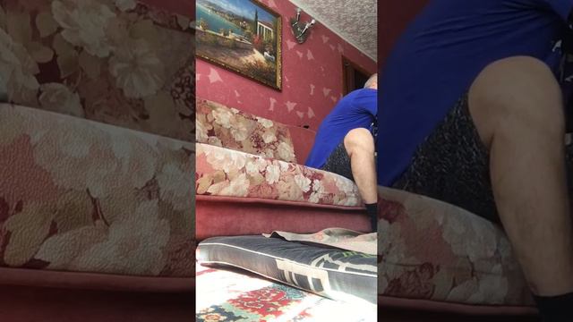 Спинальник (грудной отдел). Залезть с пола на диван. Научиться садиться в коляску