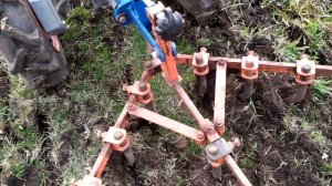 Культиватор мотоблока МТЗ с загнутыми стойками, работа по целине