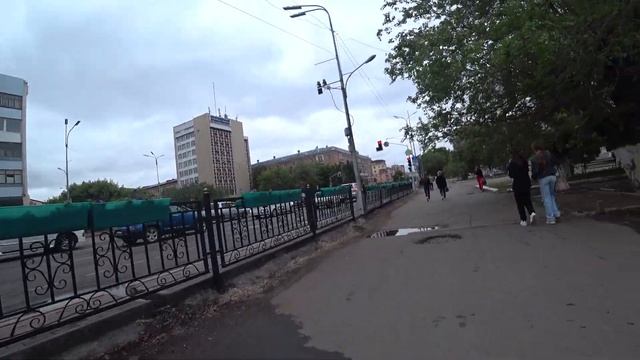 Караганда | спорткомбинат на Бухар-Жырау летом в пасмурный день 2021 года
