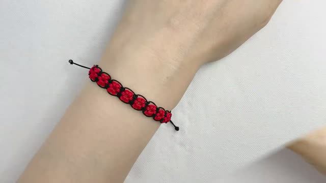Браслет из макраме с бусинами