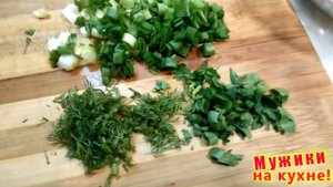 Весенний салат из редиски, яиц и огурца.