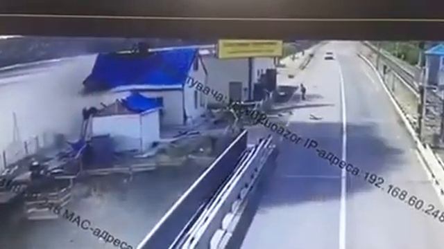 Момент прилёта ракеты по дамбе в Черкасской области