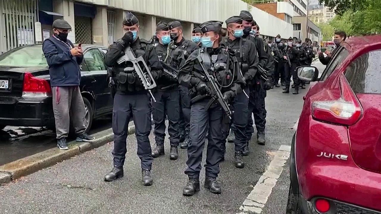 Два человека серьезно пострадали в результате нападения в Париже недалеко от здания Charlie Hebdo