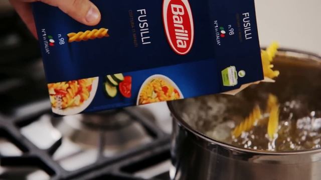 BARILLA SG - Fusilli Pasta Salad with Pesto, Chicken & Tomatoes смотреть онлайн
