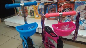 детский трехколесный самокат со съёмным  сиденьем