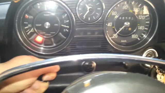 Mercedes 200D /8 Starting Diesel Engine at -11°C / 12°F смотреть онлайн