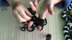 Коврик из ненужных колгот. Как сплести коврик на двух пальцах.