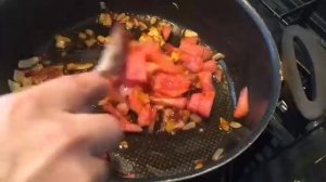 Зеленый горошек в томатном соусе. Турецкая кухня.