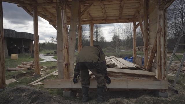 Построил дровник с земляной крышей