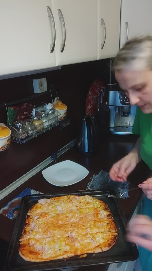 Пицца с фирменным соусом