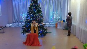 Цирковое представление  на Новый год . Фокусник