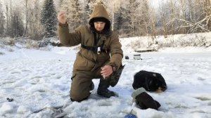Ловим на безмотылку и пьём чай с костра! Рыбалка на реке в морозный день!