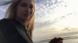 Наталья Рудова поет на берегу океана.