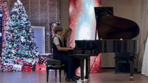 Чудо- дети играют на фортепиано