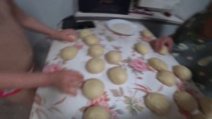 Жизнь в деревне. Напекли с помощницей целую гору булочек.