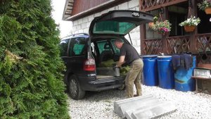 Насыпаем щебёнку и сажаем цветы