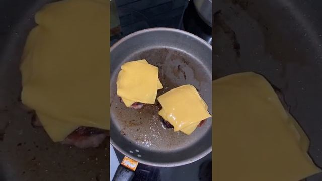 ПРОСТОЙ РЕЦЕПТ ДОМАШНЕГО ГАМБУРГЕРА смотреть онлайн