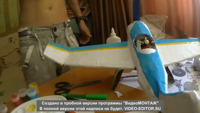 самолет из бумаги с электромотором