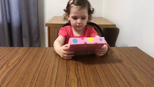 Ника наводит красоту, делает маникюр и макияж | Nikusya смотреть онлайн