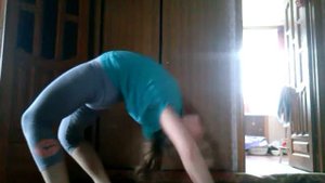 Как научиться делать мостик с поднятой ногой