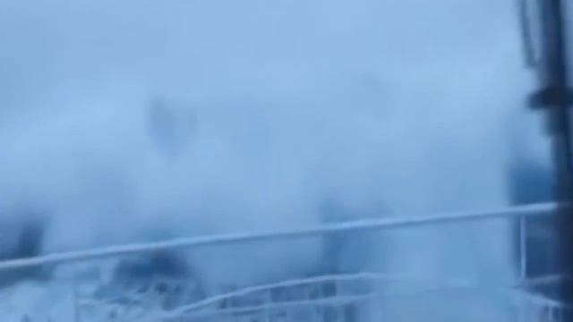 30 метровая волна обрушилась на корабль во время Шторма смотреть онлайн