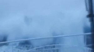 30 метровая волна обрушилась на корабль во время Шторма
